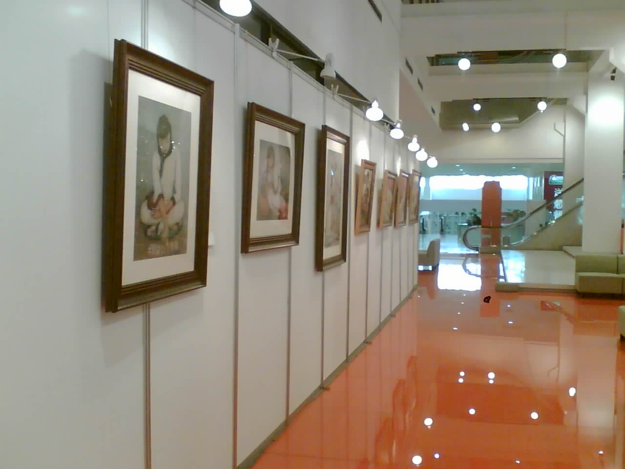 八棱柱畫(huà)展展板.jpg 八棱柱畫(huà)展展板.jpg