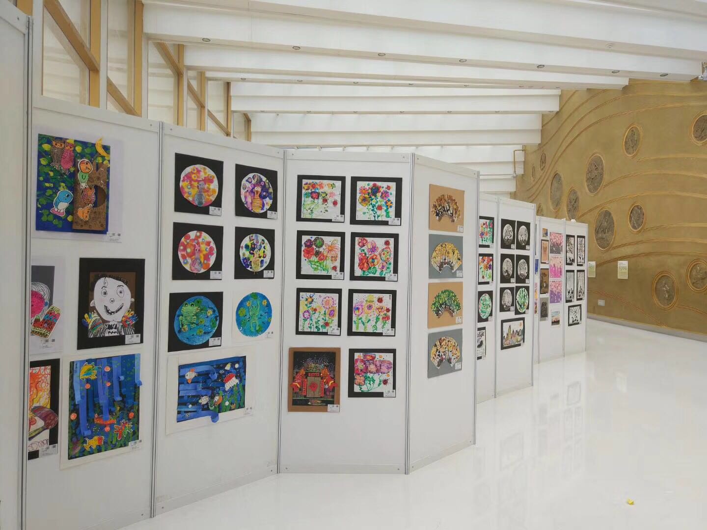 在內(nèi)蒙古購(gòu)買八棱柱展板，廠家批發(fā)哪里找？